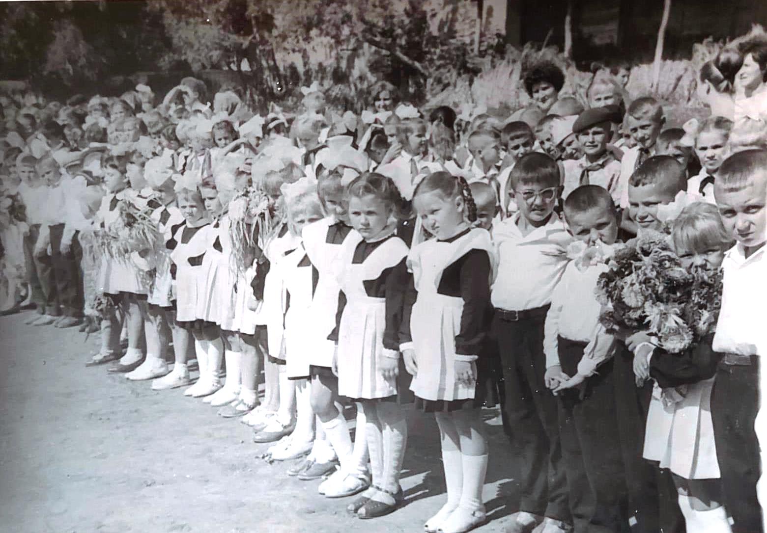 1 сентября 1968 - 1 класс - линейка